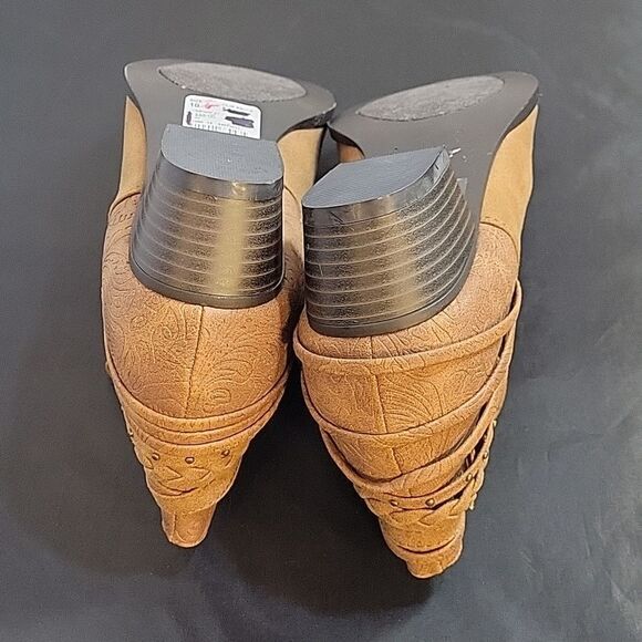 BRAND NEW COMFORT POINTED TOE ANKLE ACCENT AND RUCHED DETAILING ZIP CLOSURE BOOT - Picture 11 of 12